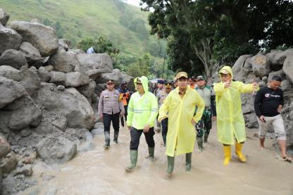 Pj Gubernur Sumut Tinjau Korban Banjir Bandang di Humbahas